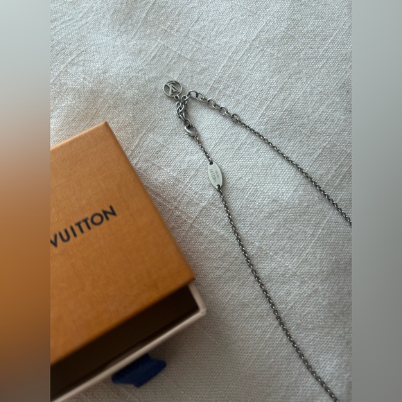 Louis Vuitton Essential V supple necklace - Picture 5 of 6